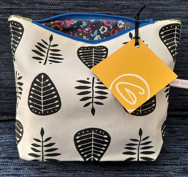 Zip Bag - leaf pattern with vintage cotton lining